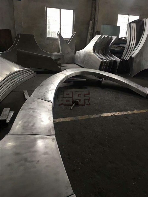 如何挑选一个可靠的石纹铝单板生产公司
