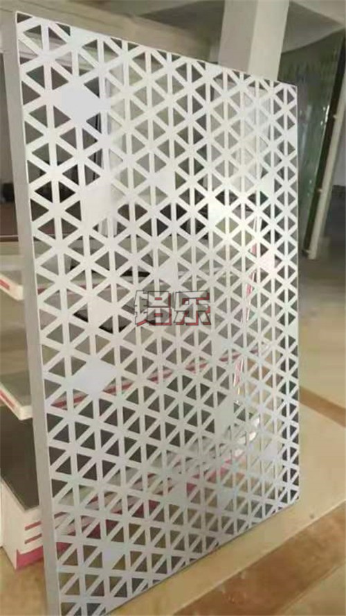 何故选择冲孔铝单板要找大生产厂家