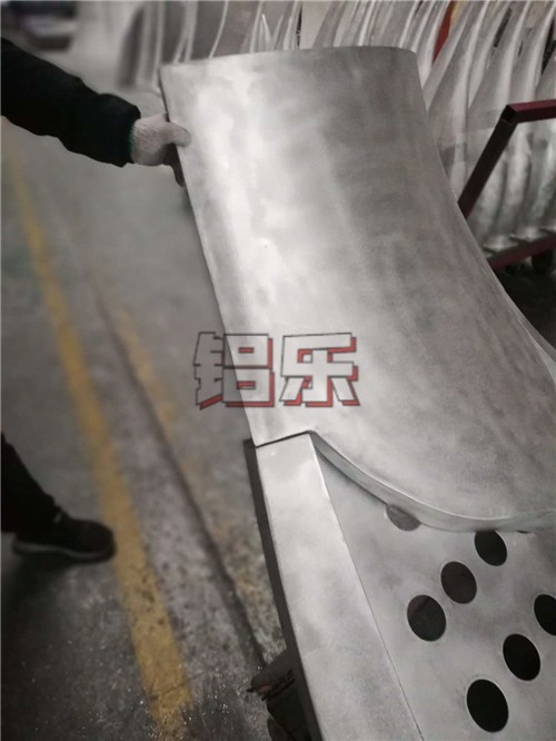铝乐辊涂铝单板厂家让你简单选取到优质的辊涂铝单板