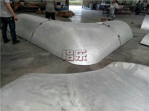 拉丝铝单板出名产品品牌有那些？怎么样采购到完美拉丝铝单板