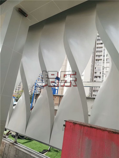 要如何挑选一个可靠的双曲铝单板制作厂家