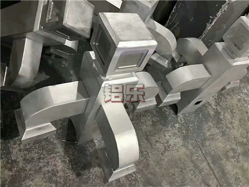 拉丝铝单板公司告诉您咋样选择优良得拉丝铝单板